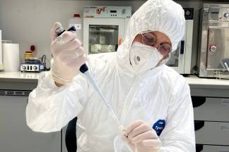 Molekularbiologe Jan Cemper-Kiesslich analysiert die DNA der Römerinnen und Römer in Lauriacum. 