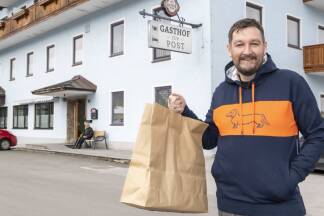 In dieser Papiertasche hatte Gastronom Toni Elsenhuber der „Gerichtsbotin“ die – vermeintlichen – 330.000 Euro übergeben.  