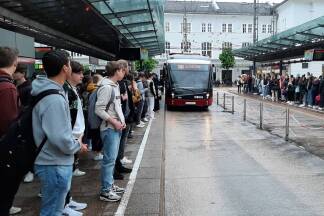 Der allmorgendliche Stau vor dem Salzburger Hauptbahnhof. 