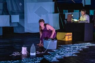 Zirkuskünstlerin Anna Sandreuter, Medienkünstler Remo Rauscher und Komponistin und Pianistin Jordina Milà verweben in ihrer Inszenierung Frauengeschichte, Sandreuters Familiengeschichte und die Geschichte der Textilindustrie.   Zirkuskünstlerin Anna Sandreuter, Medienkünstler Remo Rauscher und Komponistin und Pianistin Jordina Milà verweben in ihrer Inszenierung Frauengeschichte, Sandreuters Familiengeschichte und die Geschichte der Textilindustrie.