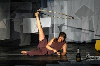 Zirkuskünstlerin Anna Sandreuter, dem Medienkünstler Remo Rauscher und Komponistin und Pianistin Jordina Milà verweben in ihrer Inszenierung Frauengeschichte, Sandreuters Familiengeschichte und die Geschichte der Textilindustrie.  Zirkuskünstlerin Anna Sandreuter, dem Medienkünstler Remo Rauscher und Komponistin und Pianistin Jordina Milà verweben in ihrer Inszenierung Frauengeschichte, Sandreuters Familiengeschichte und die Geschichte der Textilindustrie.