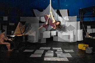 Zirkuskünstlerin Anna Sandreuter, dem Medienkünstler Remo Rauscher und Komponistin und Pianistin Jordina Milà verweben in ihrer Inszenierung Frauengeschichte, Sandreuters Familiengeschichte und die Geschichte der Textilindustrie.  Zirkuskünstlerin Anna Sandreuter, dem Medienkünstler Remo Rauscher und Komponistin und Pianistin Jordina Milà verweben in ihrer Inszenierung Frauengeschichte, Sandreuters Familiengeschichte und die Geschichte der Textilindustrie.