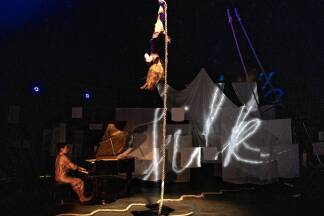 Zirkuskünstlerin Anna Sandreuter, dem Medienkünstler Remo Rauscher und Komponistin und Pianistin Jordina Milà verweben in ihrer Inszenierung Frauengeschichte, Sandreuters Familiengeschichte und die Geschichte der Textilindustrie.  Zirkuskünstlerin Anna Sandreuter, dem Medienkünstler Remo Rauscher und Komponistin und Pianistin Jordina Milà verweben in ihrer Inszenierung Frauengeschichte, Sandreuters Familiengeschichte und die Geschichte der Textilindustrie.