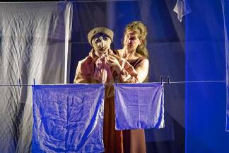 Zirkuskünstlerin Anna Sandreuter, dem Medienkünstler Remo Rauscher und Komponistin und Pianistin Jordina Milà verweben in ihrer Inszenierung Frauengeschichte, Sandreuters Familiengeschichte und die Geschichte der Textilindustrie.  Zirkuskünstlerin Anna Sandreuter, dem Medienkünstler Remo Rauscher und Komponistin und Pianistin Jordina Milà verweben in ihrer Inszenierung Frauengeschichte, Sandreuters Familiengeschichte und die Geschichte der Textilindustrie.