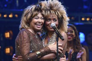 Tina Turner und Adrienne Warren  