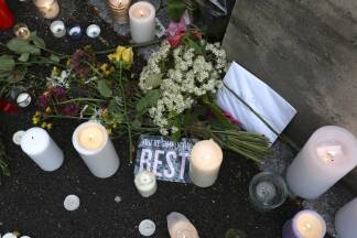 Vor ihrem Haus legten Fans Blumen und Kerzen ab. 