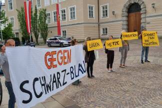 Bereits am Freitagvormittag fanden erste Demonstranten vor dem Chiemseehof in Salzburg statt. Bereits am Freitagvormittag fanden erste Demonstranten vor dem Chiemseehof in Salzburg statt.
