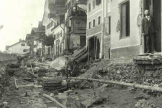Die Spuren, welche das Hochwasser von 1899 in Oberndorf, im Bild an der alten Brücke, hinterließ, waren so groß, dass der gesamte Ort verlegt werden musste. 