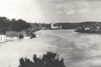 Mehrmals im Jahr trat die Salzach in Oberndorf aus den Ufern und überschwemmte die Ortsteile Altoberndorf und Altach. 