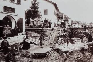 Die Spuren, welche das Hochwasser von 1899 in Oberndorf, im Bild an der alten Brücke, hinterließ, waren so groß, dass der gesamte Ort verlegt werden musste. 