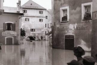 Das Hochwasser traf sowohl Oberndorf als auch Laufen: Im Bild ein Blick vom Stadtberg Laufen auf das Almerische Stadttor, durch das nicht einmal mehr Zillen fahren konnten. 