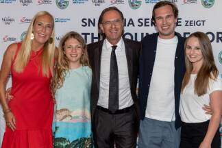 Christian Strasser (Leiter SN-Mediaservice, Regisseur und Produzent/Mitte) mit Gattin Susanne (l.) und Tochter Sophie (2. v. l.) sowie David Neumayr (2. v. r.) und Petra Hollersbacher (beide NEMADA-Film). 