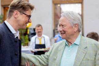 Wilfried Weitgasser (Geschäftsführer Porsche Austria) mit Wolfgang Porsche (Aufsichtsratsvorsitzender Porsche AG).  