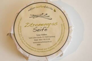 Für ihre Kosmetika verwendet Sonja Stöllner ätherische Öle in geringer Dosis, um Allergien zu vermeiden.  