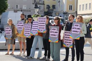 Protest und Buhrufe nach dem Kirchgang. 