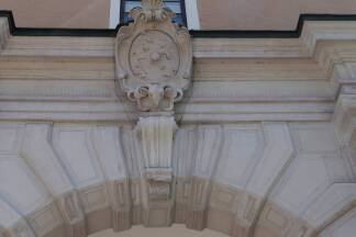 Das Wappen von Fürsterzbischof Wolf Dietrich von Raitenau krönt das Westportal.  