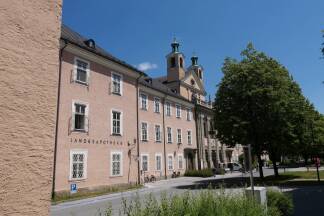 Blick auf das alte Herzstück des Salzburger Landeskrankenhauses mit der St.-Johannes-Kirche.  