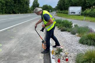 Gutachter Gerhard Kronreif hat an der Unfallstelle Fahrzeugteile und Spuren gesichert. Gutachter Gerhard Kronreif hat an der Unfallstelle Fahrzeugteile und Spuren gesichert.