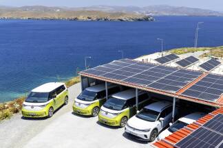 Der Linienbus der Insel wurde durch Elektro-Bullis ersetzt, hier im zentralen Ladehub. Der Linienbus der Insel wurde durch Elektro-Bullis ersetzt, hier im zentralen Ladehub.