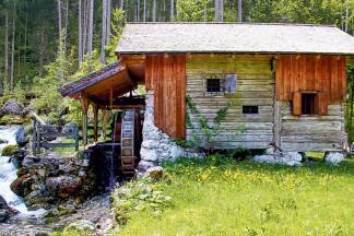 Die Gurermühle von der Unterseite, rechts der spätere Anbau der Müllnerstube. 