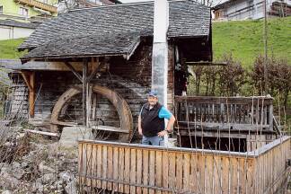 Toni Zuckerstätter bei seiner Mühle am Aubach. 