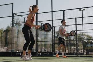 Padel ist nicht nur in Wien, sondern auch in Graz, Salzburg und anderen österreichischen Städten und Orten (mehr als nur) angekommen. Es wird in einem „gläsernen Käfig“ und ausschließlich im Doppel gespielt. Padel ist nicht nur in Wien, sondern auch in Graz, Salzburg und anderen österreichischen Städten und Orten (mehr als nur) angekommen. Es wird in einem „gläsernen Käfig“ und ausschließlich im Doppel gespielt.