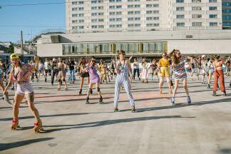 Bei der FM4 Powerjam Roller Disco 2022 wurde fleißig auf Rollschuhen getanzt. Heuer wird am 30. Juni auch erstmals eine Ö3 Silent Roller Disco beim Wiener Eislauf-Verein stattfinden. 