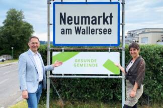 Bürgermeister Adi Rieger mit Arbeitskreisleiterin Bettina Gruber mit der neuen „Gesunde Gemeinde“-Ortstafel. 