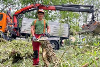 Tobias Ebner vom Gartenamt in Salzburg beim Aufräumen im Lehener Park. 