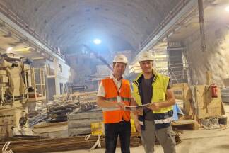Projektleiter Christian Höss und Baumanager Peter Herzog in der Kaverne, dem Herzstück des künftigen Kraftwerks Tauernmoos.  