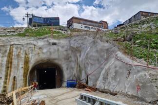 Tunnelportal unterhalb der Rudolfshütte und der Bergstation der öffentlichen Seilbahn.  