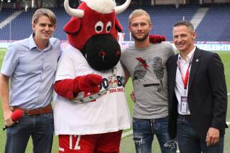 Sportdirektor Christoph Freund, Maskottchen Bullidibumm, ÖFB-Teamspieler Konrad Laimer und Geschäftsführer Stephan Reiter im Jahr 2017. 