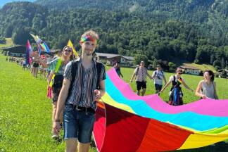 Auch diese zwölf Meter lange Regenbogenfahne stand am Samstag für Vielfalt, für Akzeptanz und für Toleranz. 