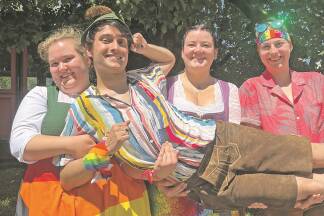Die Organisator/-innen Florian Niederseer und Susi Leitinger (Verein Heublumen, vorne und 2. v. r.), Fiona Sampson (l., Organisatorin Pride Traunstein) und Michaela Walch (Queerdenker Kitzbühel). 