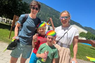 Diese beiden waren das erste Frauen-Paar, das im Saalfeldner Standesamt geheiratet hat: Svea Dreisbach und Sandra Flunger mit ihren Neffen Raphael und Daniel. 