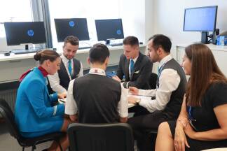 Bevor die Crew an Bord geht, findet das Briefing statt. Dabei werden die Details der bevorstehenden Flüge besprochen.  Bevor die Crew an Bord geht, findet das Briefing statt. Dabei werden die Details der bevorstehenden Flüge besprochen.