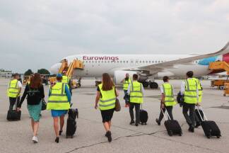 Die Crew am Weg zum Flugzeug.  Die Crew am Weg zum Flugzeug.