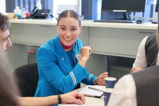 Kabinenchefin Elisabeth Spiegelsberger beim Briefing ihres Teams.  Kabinenchefin Elisabeth Spiegelsberger beim Briefing ihres Teams.