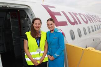 Kabinenchefin Elisabeth Spiegelsberger mit der Redakteurin.  Kabinenchefin Elisabeth Spiegelsberger mit der Redakteurin.