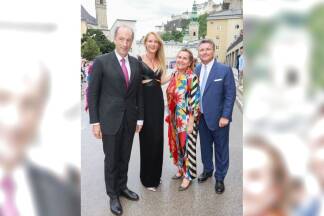 Verlegerehepaar Christoph und Eva Dichand mit dem Vorstandsvorsitzenden der Baufirma Porr Karl-Heinz Strauss und dessen Frau Caroline. 