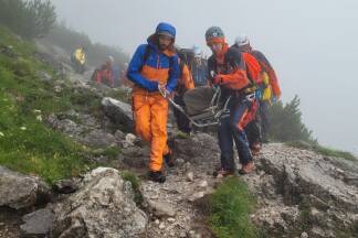 Die Wetterbedingungen, teils strömender Regen, machten die Bergung auf dem engen und teils seilgesicherten Steig schwierig.  