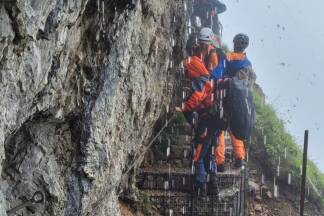 Die Wetterbedingungen, teils strömender Regen, machten die Bergung auf dem engen und teils seilgesicherten Steig schwierig.  