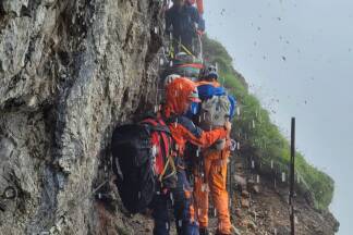 Die Wetterbedingungen, teils strömender Regen, machten die Bergung auf dem engen und teils seilgesicherten Steig schwierig.  