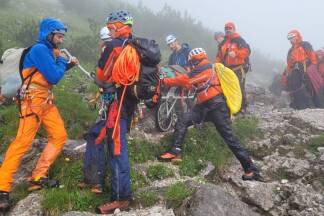 Die Wetterbedingungen, teils strömender Regen, machten die Bergung auf dem engen und teils seilgesicherten Steig schwierig.  