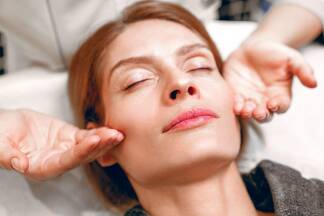 Bei einer Lymphdrainage wird der Lymphfluss im Körper angeregt, so beispielsweise nach Verletzungen oder Operationen. 