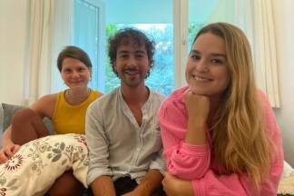 In ihrer WG in Leopoldskron fühlen sich Isabella (l.), David und Vera sehr wohl.  