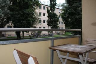 Luxus in der Stadt: Im Sommer essen die WG-Mitglieder gerne am Balkon.  