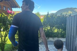 Toto Wolff trägt Gips. Toto Wolff trägt Gips.