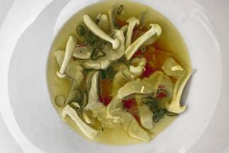 Christian Kapeller kümmert sich um die Zutaten von Emanuel Weyringers Fischsuppe. 