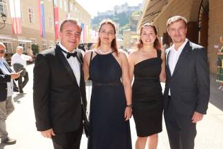 FPÖ-Regierungsriege bei Festspielkonzert: Landesrat Christian Pewny mit Ehefrau Sandra Pewny, Landesrat Martin Zauner mit Lebensgefährtin Manuela Koppitsch.  